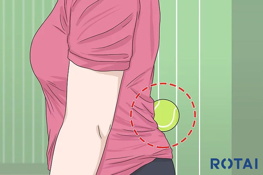 ماساژ درمانی برای کمردرد با توپ تنیس