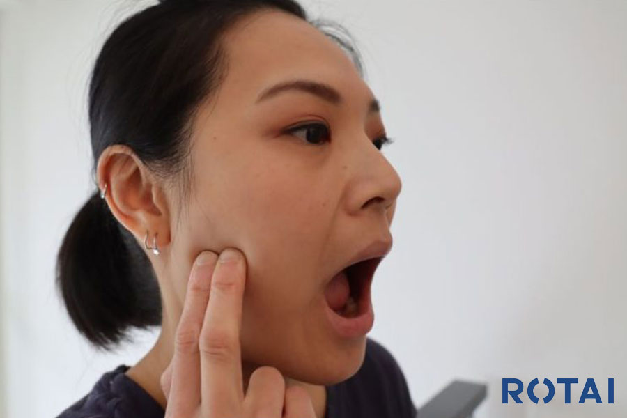 یک زن در حال انجام تمرین کششی برای درمان وزوز گوش