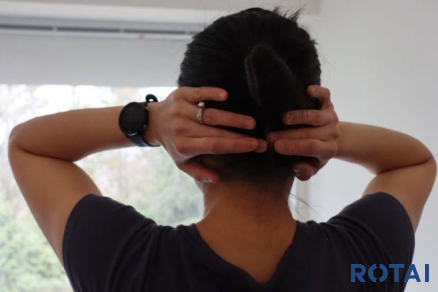 یک زن در حال انجام تکنیک Tapping Occiput تکنیکی برای کاهش علائم وزوز گوش